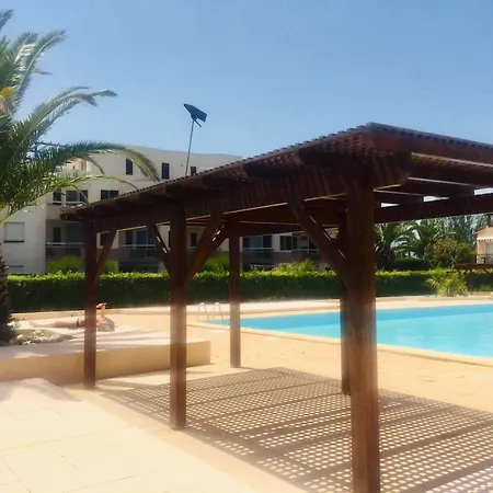 Cosy Bord De Avec Piscine Et Vue Apartment